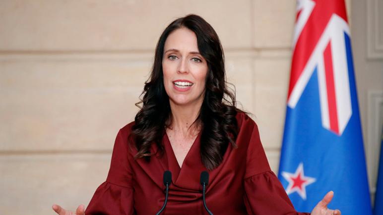 رئيسة وزراء نيوزيلندا: حظر حيازة البنادق نصف الآلية والهجومية في البلاد